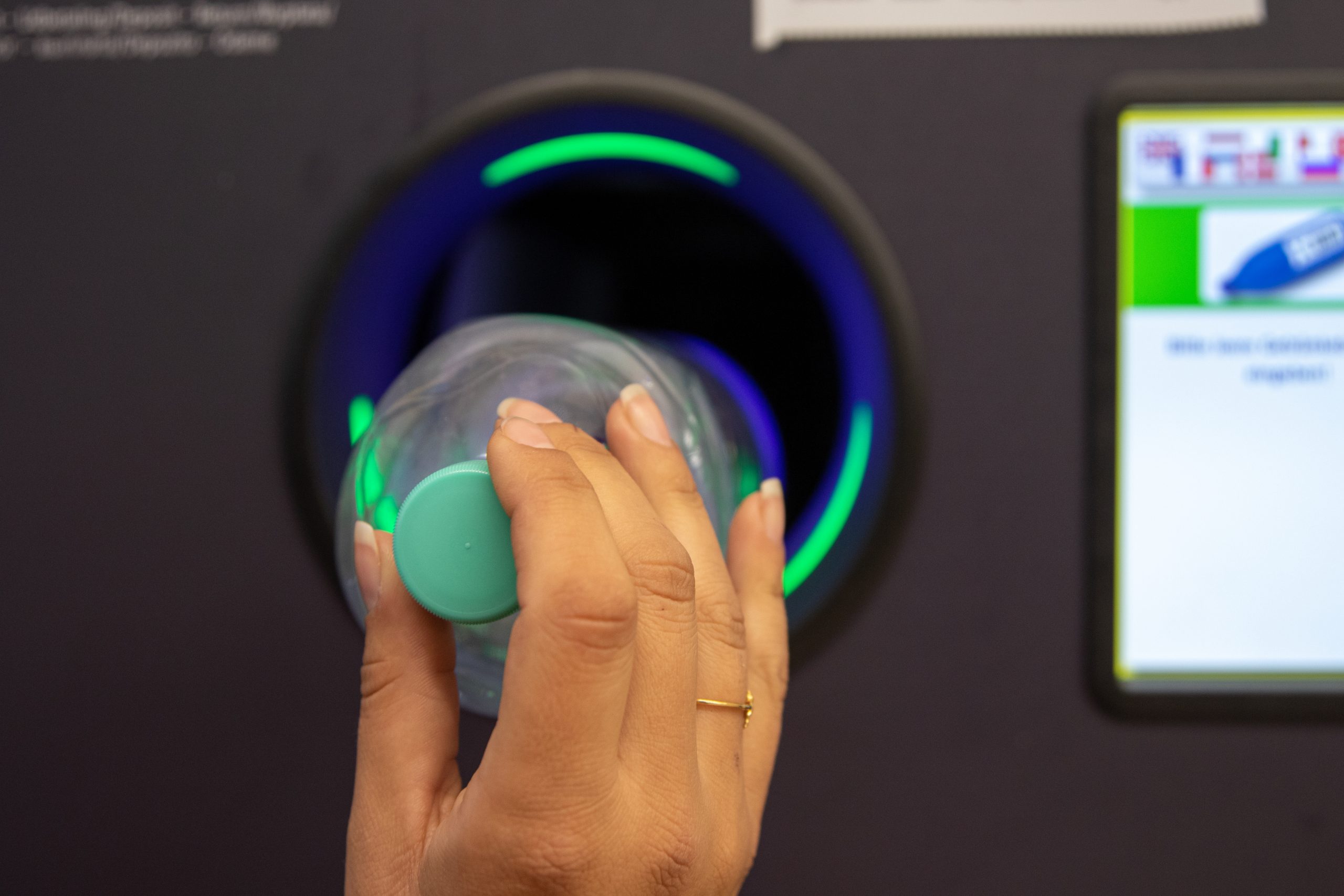 Kundin am Leergutautomaten