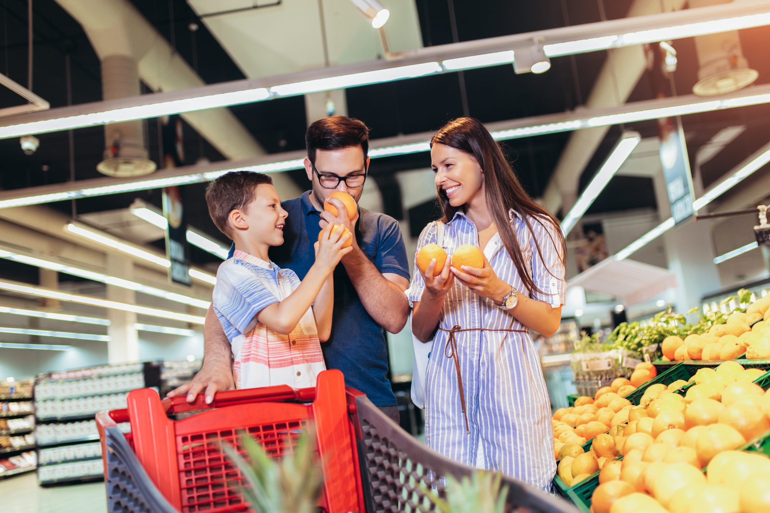 Familie beim Einkauf im Supermarkt